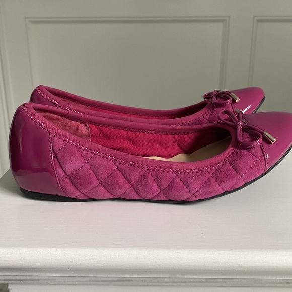 NWOT Isaac Mizrahi flats - Picture 2 of 10